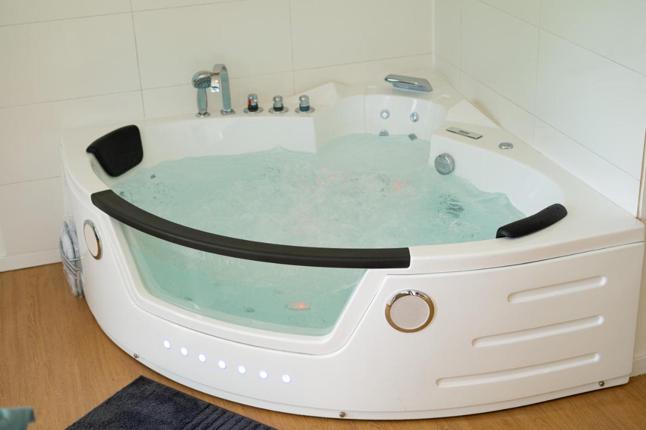 Capsule Nature & Photos - Jacuzzi - Netflix & Home Cinema - Ps5 & Jeu Thun-Saint-Martin エクステリア 写真